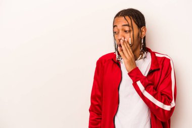 Genç Afro-Amerikalı bir adam beyaz arka planda izole edilmiş, gördüğü bir şey yüzünden şoka uğruyor..