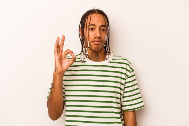 Beyaz arka planda izole edilmiş genç bir Afrikalı Amerikalı göz açıp kapayıncaya kadar iyi bir jest yapıyor..