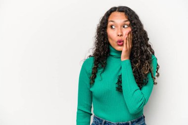 Beyaz arka planda izole edilmiş genç İspanyol kadın gizli bir sıcak fren haberi veriyor ve bir kenara bakıyor.