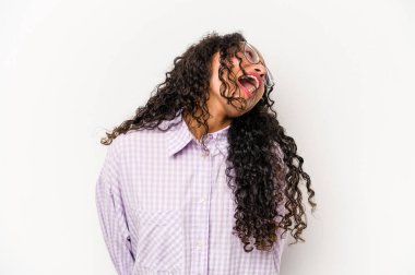 Genç İspanyol kadın beyaz arka planda yalnız dans ediyor ve eğleniyor..