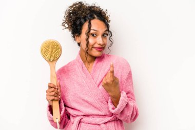 Sırt kaşıyıcı tutan genç İspanyol kadın beyaz arka planda izole edilmiş, seni işaret ediyor sanki davet ediyormuş gibi..