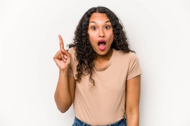 Beyaz arka planda izole edilmiş genç İspanyol kadının bir fikri, ilham konsepti var..