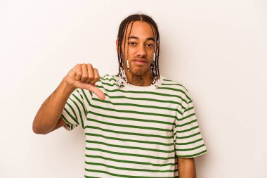 Beyaz arka planda izole edilmiş genç Afro-Amerikalı adam baş parmağını aşağı gösteriyor ve hoşlanmadığını ifade ediyor..