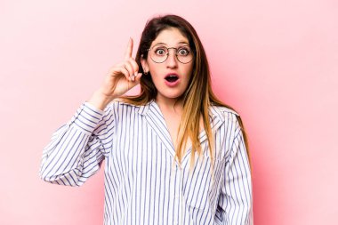 Pembe arka planda soyutlanmış beyaz bir kadının bir fikri var, ilham verici bir kavram..