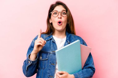 Pembe arka planda izole edilmiş genç beyaz bir kadın. Harika bir fikri var. Yaratıcılık kavramı..