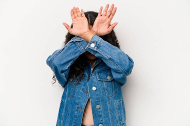 Beyaz arka planda izole edilmiş genç İspanyol kadın iki kolu çapraz tutuyor, inkar kavramı.