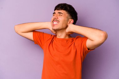 Mor arka planda izole edilmiş genç beyaz adam sabit yaşam tarzından dolayı boyun ağrısı çekiyor..