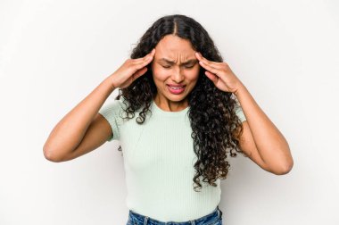 Beyaz arka planda izole edilmiş genç İspanyol kadın şakaklara dokunuyor ve baş ağrısı çekiyor..