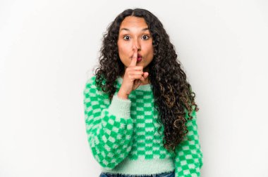 Beyaz arka planda izole edilmiş genç İspanyol kadın ya sır saklıyor ya da sessizlik istiyor..