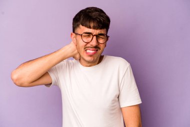Mor arka planda izole edilmiş genç beyaz adam sabit yaşam tarzından dolayı boyun ağrısı çekiyor..
