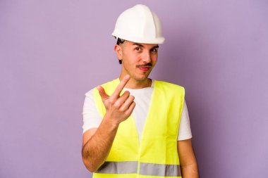 Mor arka planda izole edilmiş genç İspanyol işçi sanki seni davet ediyormuş gibi seni işaret ediyor..