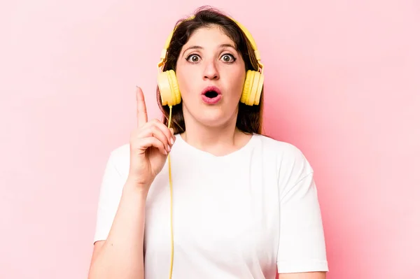 Young Caucasian Woman Listening Music Isolated Pink Background Having Some — Φωτογραφία Αρχείου