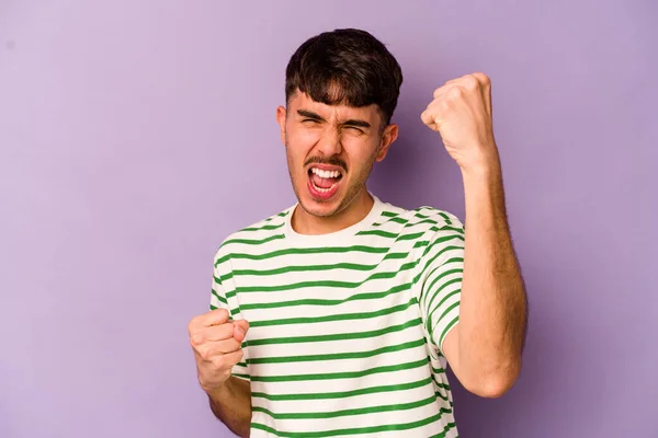 Homem Caucasiano Jovem Isolado Fundo Roxo Torcendo Despreocupado Animado Conceito — Fotografia de Stock