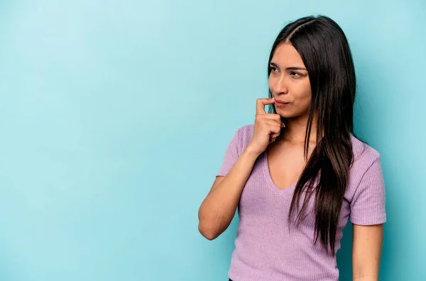 Junge Hispanische Frau Isoliert Auf Blauem Hintergrund Entspannt Über Etwas — Stockfoto