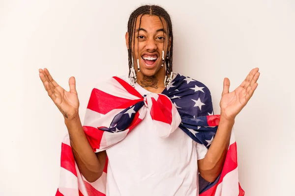 Ung Afroamerikansk Man Som Håller Amerikansk Flagga Isolerad Vit Bakgrund — Stockfoto