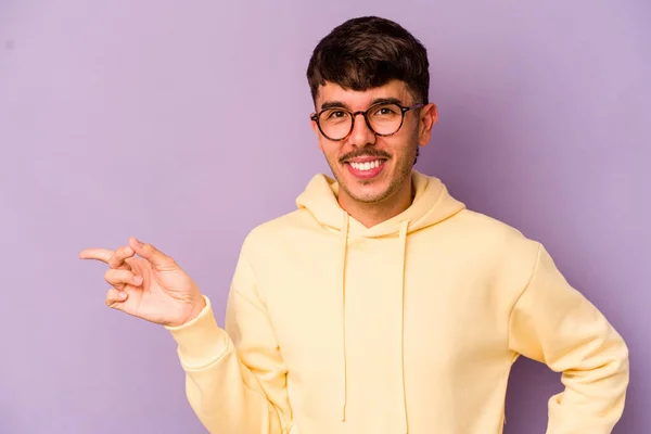 Young Caucasian Man Isolated Purple Background Smiling Cheerfully Pointing Forefinger — Stock Photo, Image