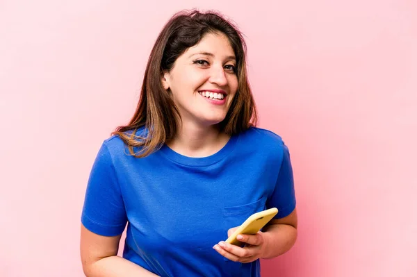 Ung Kaukasiska Kvinna Som Håller Mobiltelefon Isolerad Rosa Bakgrund Skrattar — Stockfoto