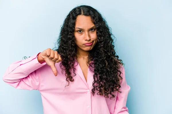 若いヒスパニック系の女性は親指を示す青の背景に隔離されました 失望の概念 — ストック写真