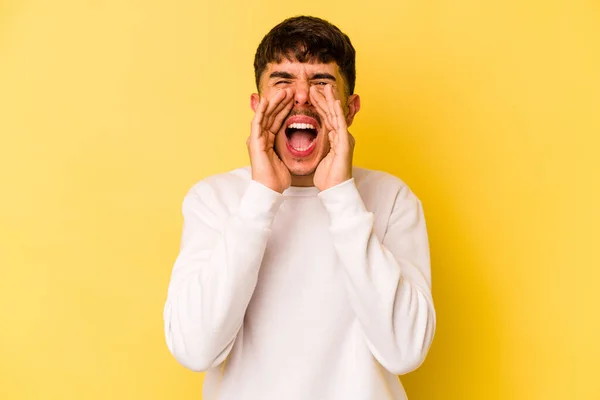 Joven Caucásico Aislado Sobre Fondo Amarillo Gritando Excitado Frente —  Fotos de Stock