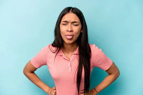 Jonge Hispanic Vrouw Geïsoleerd Blauwe Achtergrond Grappig Vriendelijk Steken Uit — Stockfoto