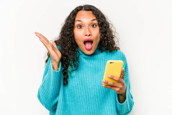 Молодая Латиноамериканка Мобильным Телефоном Белом Фоне Удивлена Шокирована — стоковое фото