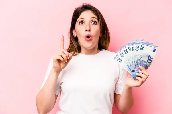 Young Caucasian Woman Holding Banknotes Isolated Pink Background Having Some — Stock Photo, Image