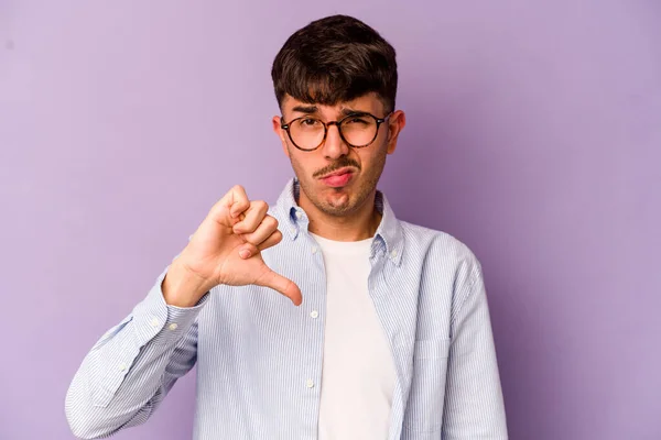 Молодий Білий Чоловік Ізольований Фіолетовому Фоні Показує Великий Палець Вниз — стокове фото