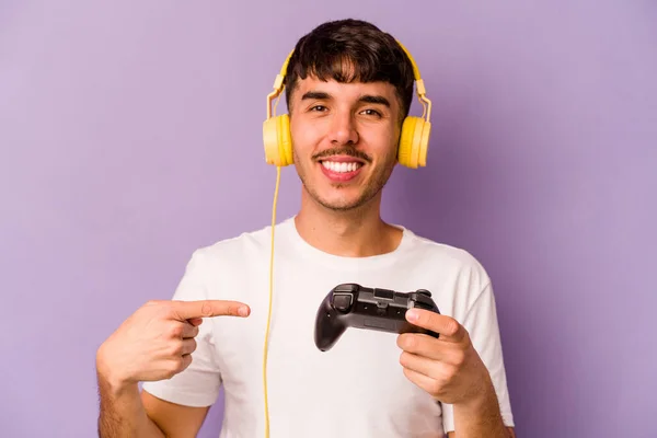 Jovem Hispânico Jogando Com Controlador Videogame Isolado Fundo Roxo Pessoa — Fotografia de Stock