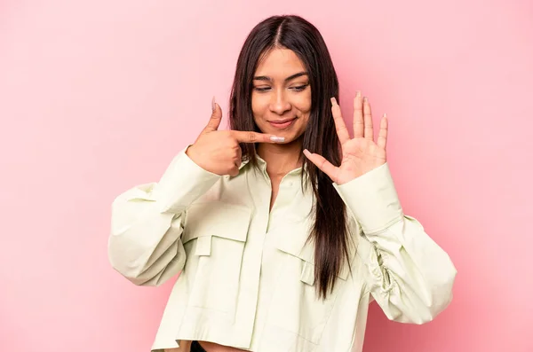 Jonge Spaanse Vrouw Geïsoleerd Roze Achtergrond Lachend Vrolijk Tonen Nummer — Stockfoto