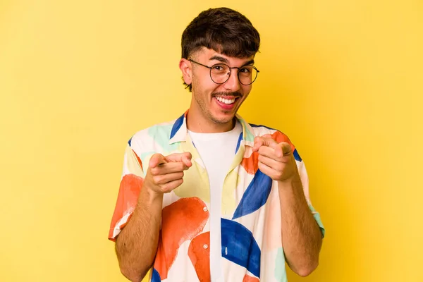 Jovem Caucasiano Isolado Fundo Amarelo Apontando Para Frente Com Dedos — Fotografia de Stock