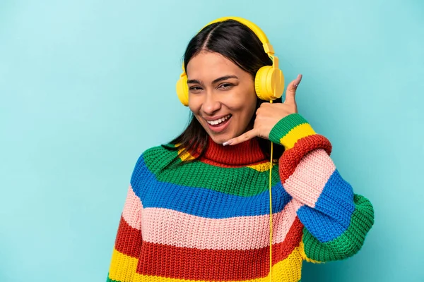 Young Hispanic Woman Listening Music Isolated Blue Background Showing Mobile — Stock Photo, Image