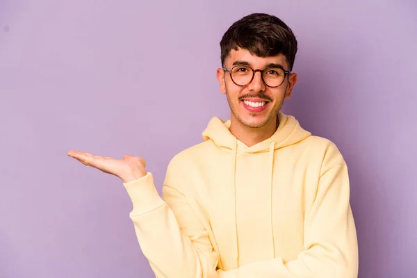 Joven Hombre Caucásico Aislado Sobre Fondo Púrpura Mostrando Espacio Copia — Foto de Stock