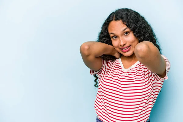 Jonge Spaanse Vrouw Geïsoleerd Blauwe Achtergrond Raken Achterkant Van Het — Stockfoto