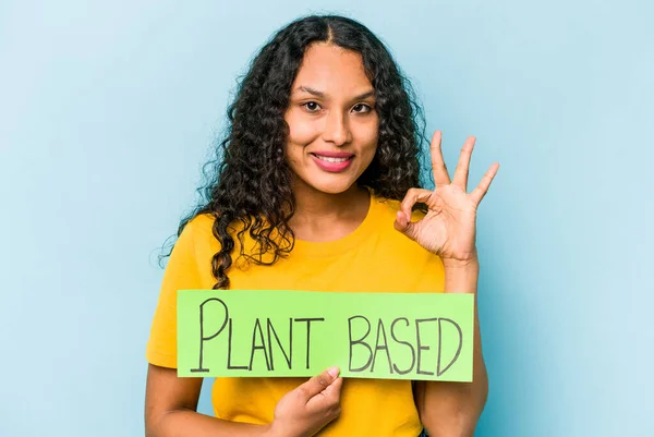 Ung Latinamerikansk Kvinna Håller Växt Baserad Skylt Isolerad Blå Bakgrund — Stockfoto