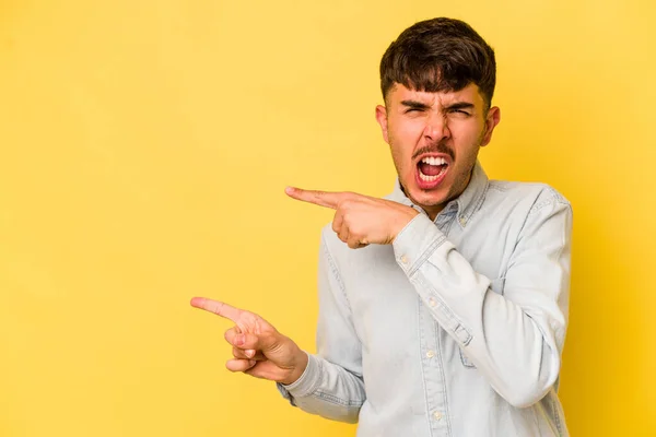 Young Caucasian Man Isolated Yellow Background Pointing Forefingers Copy Space — Stock Photo, Image