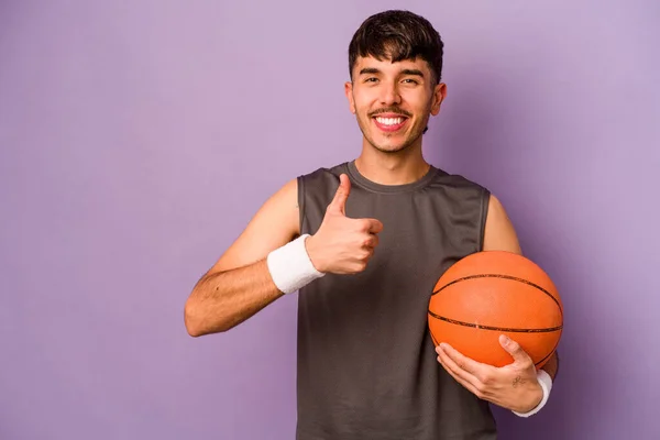 Молодой Латиноамериканец Баскетболист Изолирован Фиолетовом Фоне Улыбаясь Поднимая Большой Палец — стоковое фото