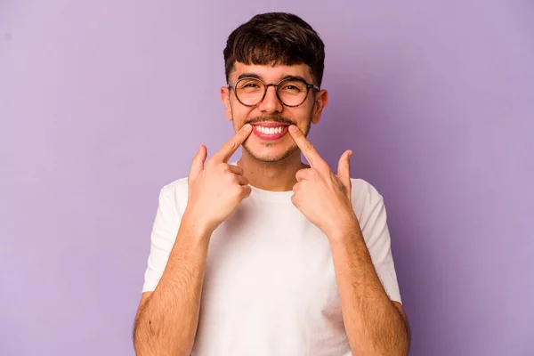 Νεαρός Καυκάσιος Άνδρας Απομονωμένος Μωβ Φόντο Χαμογελά Δείχνοντας Δάχτυλα Στο — Φωτογραφία Αρχείου