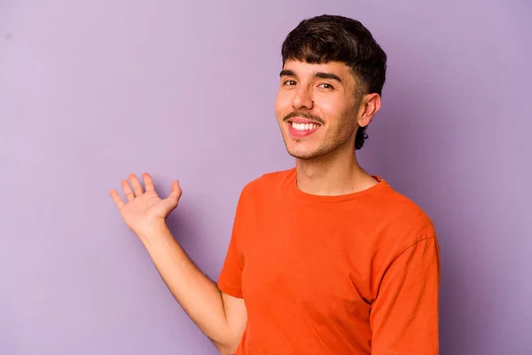 Молодой Кавказский Человек Пурпурном Фоне Приветственным Выражением — стоковое фото