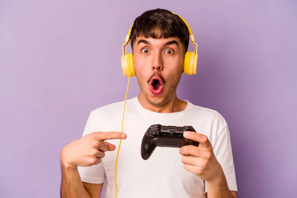 Junger Hispanischer Mann Spielt Mit Einem Videospielcontroller Auf Violettem Hintergrund — Stockfoto