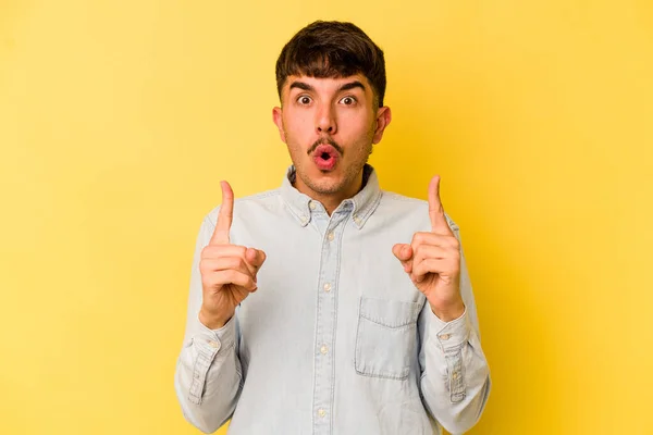 Young Caucasian Man Isolated Yellow Background Pointing Upside Opened Mouth — Stock Photo, Image