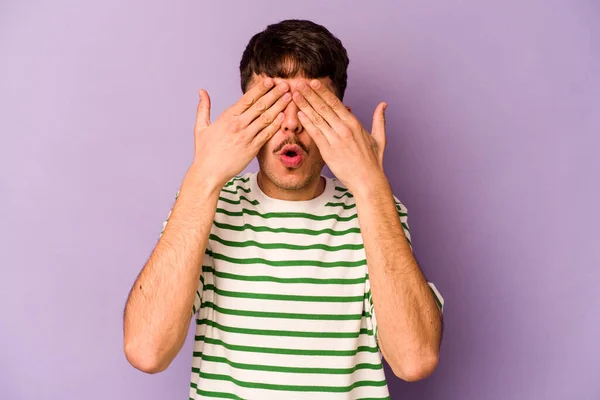 Молодий Білий Чоловік Ізольований Фіолетовому Фоні Боїться Закривати Очі Руками — стокове фото