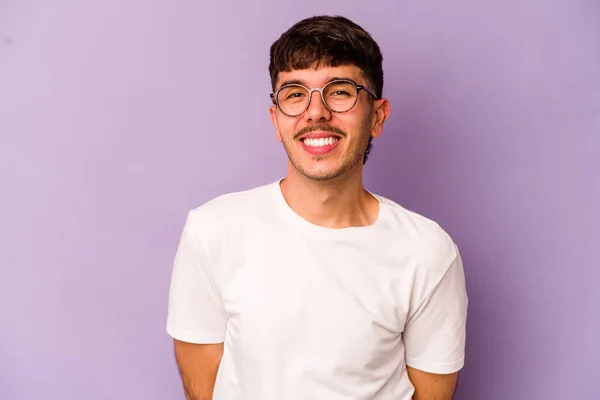 Молодий Білий Чоловік Ізольований Фіолетовому Фоні Щасливий Усміхнений Веселий — стокове фото