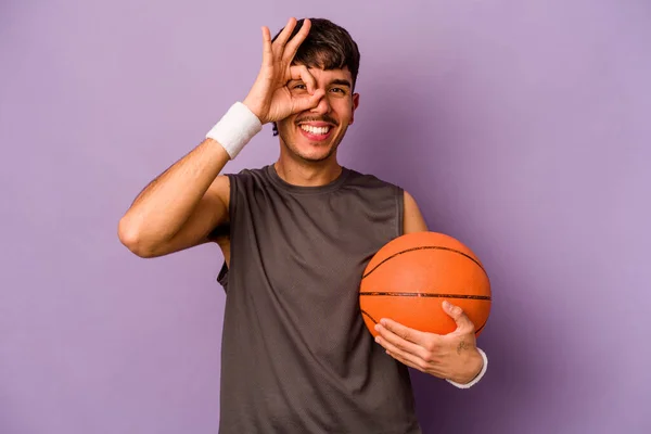 Молодой Латиноамериканец Баскетболист Изолированный Фиолетовом Фоне Взволнован — стоковое фото