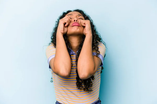 Mujer Hispana Joven Aislada Sobre Fondo Azul Lloriqueando Llorando Desconsoladamente —  Fotos de Stock