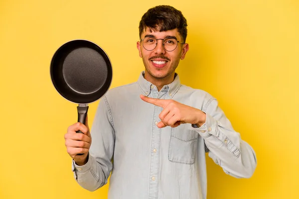 Jeune Cuisinière Hispanique Tenant Poêle Isolée Sur Fond Jaune Souriant — Photo