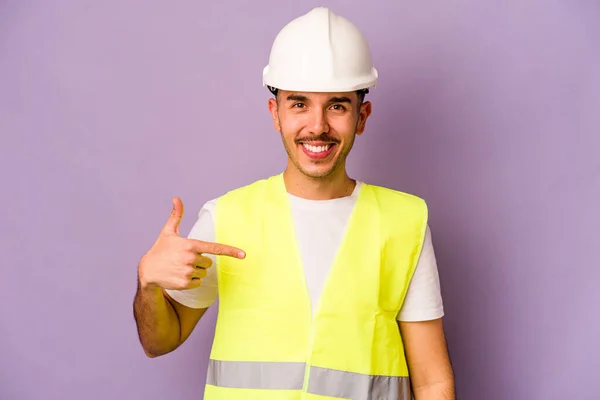 Giovane Lavoratore Ispanico Isolato Sfondo Viola Persona Che Punta Mano — Foto Stock