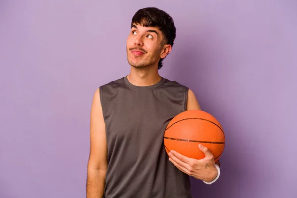 Молодой Латиноамериканец Баскетболист Фиолетовом Фоне Мечтает Достижении Целей Целей — стоковое фото