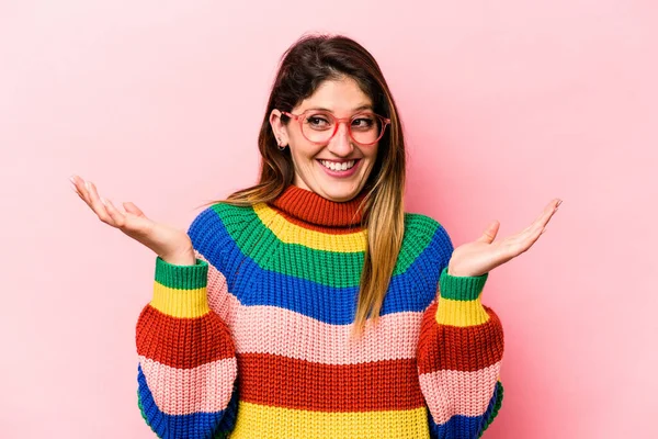 Junge Kaukasische Frau Auf Rosa Hintergrund Isoliert Fröhlich Lachen Viel — Stockfoto