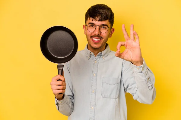 Jeune Cuisinière Hispanique Tenant Poêle Isolée Sur Fond Jaune Gai — Photo