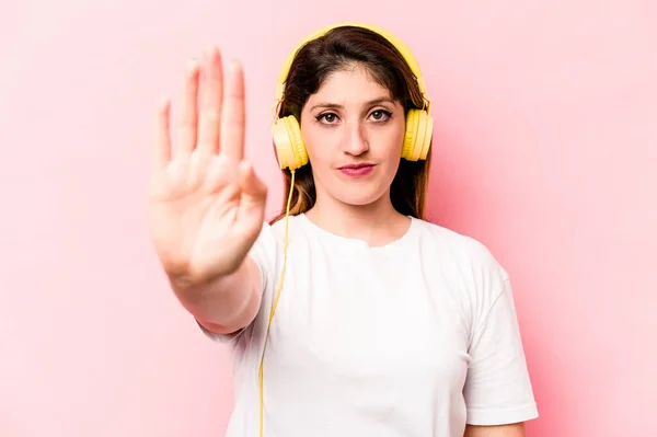 Young Caucasian Woman Listening Music Isolated Pink Background Standing Outstretched — Φωτογραφία Αρχείου